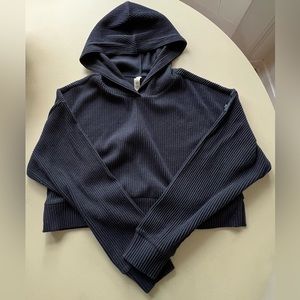 ALO YOGA NAVY MUSE SWEATSHIRT CROP. XS.